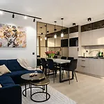 Long Gardens Gold Premium Old Town Апартаменты *