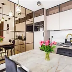 Long Gardens Gold Premium Old Town Апартаменты *
